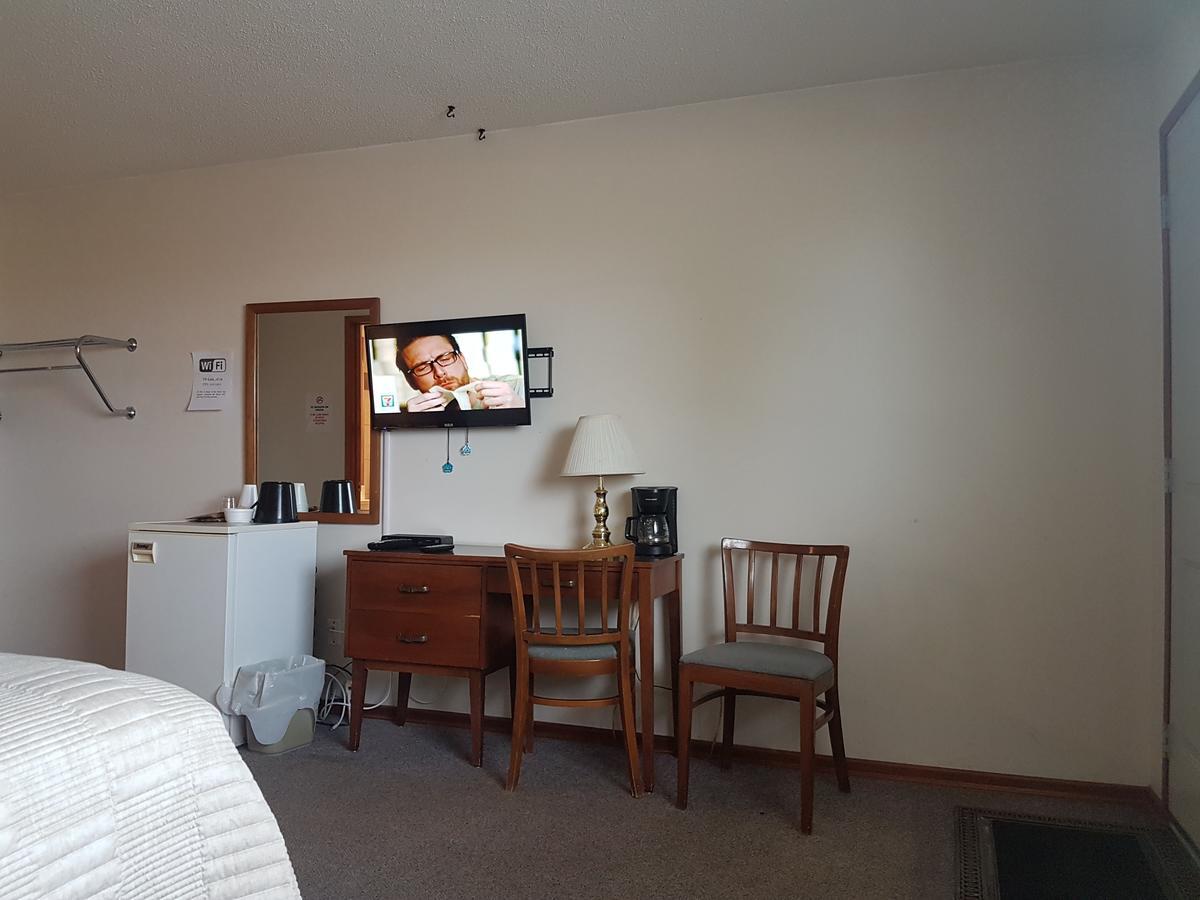 Glenboro Spruce Woods Inn מראה חיצוני תמונה